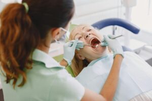 Implantat mit Membran: Warum eine Abdeckung beim Knochenaufbau genutzt wird