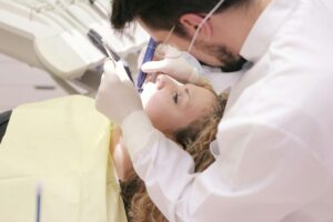 Zahnersatz im Ausland bei Kronen: Warum Farbe und Biss schwierig sein können