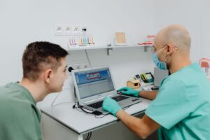Zahnersatz im Ausland mit unbekanntem Implantatsystem: Welche Probleme entstehen