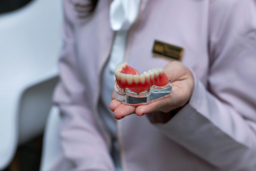 Implantat mit Langzeitprovisorium: Warum Geduld wichtig sein kann
