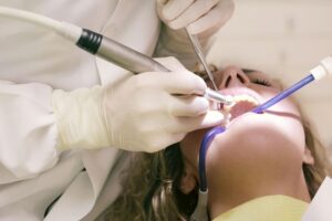 Krankenkasse und Suprakonstruktion: Was bei Implantatkronen zählt