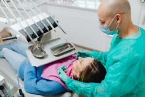 Welche Pflegefehler Teleskopprothesen beschädigen können