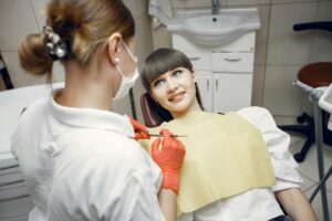 Wie eine angeborene Zahnlücke dauerhaft versorgt werden kann