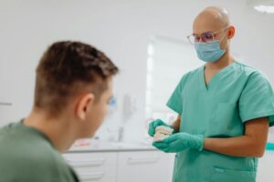 Zahnersatz Kosten pro Kiefer: Welche Versorgung am teuersten wird