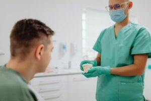 Zahnprothese reinigen bei Hitze: So bleiben Geruch und Beläge in Schach