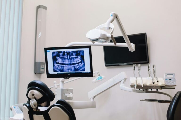 Brücke auf Implantaten im Unterkiefer: Welche Anzahl an Implantaten nötig ist