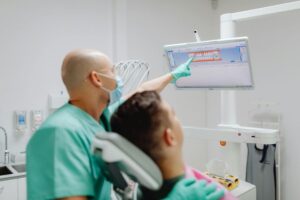 Zahnersatz im Pflegefall: Welche Lösungen weniger Aufwand machen