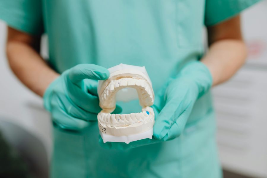 Brücke auf Implantaten im Oberkiefer: Wann sie festsitzend möglich ist