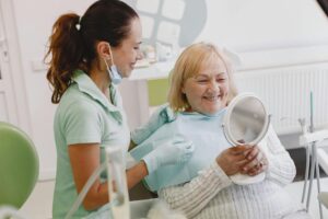 Zahnersatz Kosten bei Eilauftrag im Labor: Wann Zuschläge möglich sind