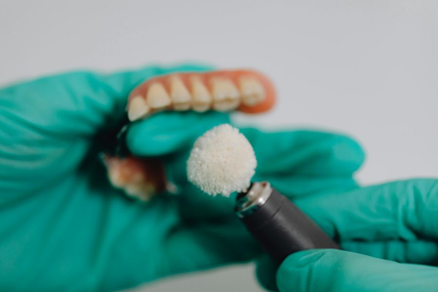 Implantat oder Klebebrücke: Entscheidung bei einem fehlenden Frontzahn